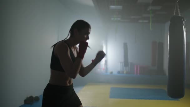 Verschwommener Blick Kämpferin Trainiert Schläge Und Verteidigung Der Boxhalle Konturenbeleuchtung — Stockvideo