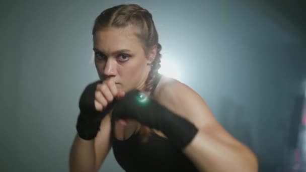 スローモーション 女性戦闘機は 彼のパンチと防衛を訓練し ボクシングジムでトレーニング 女性のパワー — ストック動画