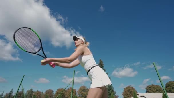 女职业网球选手用球拍击球 在网球场练球 女网球运动员在网球赛期间发球 — 图库视频影像