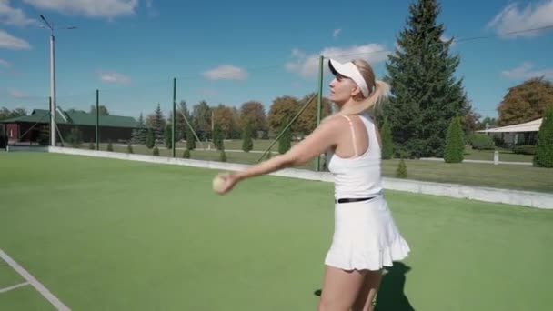 Pro Tennisspeler Slaat Bal Met Een Racket Oefenwedstrijd Tennisbaan Jonge — Stockvideo