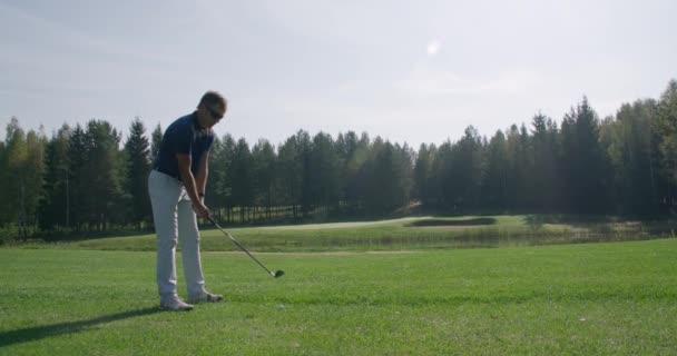 Yaz Günü Golf Oynayan Yetişkin Bir Adam Topu Kaçırır Orman — Stok video
