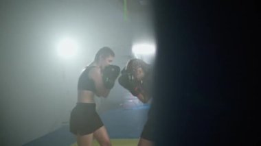İki kadın dövüşçünün dövüşü, boks salonunda antrenman, kadın defans antrenmanı ve kadın gücü..