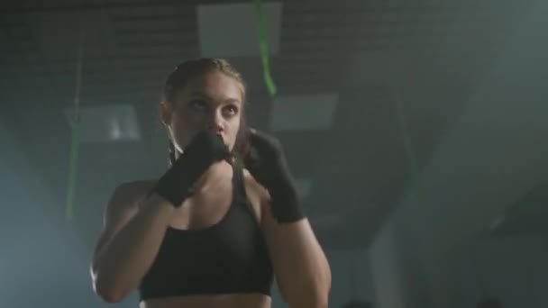 女性の力 若い女性の戦闘機は彼のパンチを訓練し ボクシングジムで訓練し 女性の列車は速く ハンドヘルドのシリーズを打ちます — ストック動画