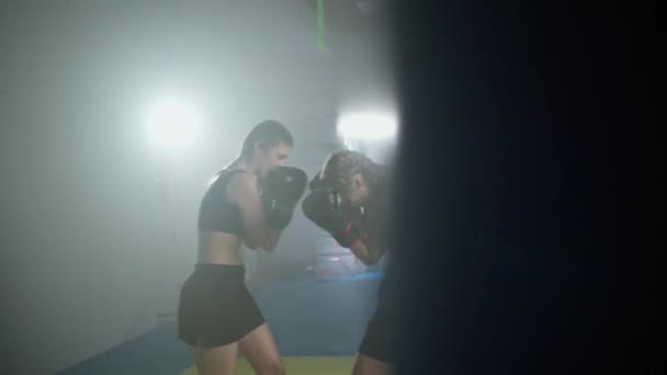 2人の女性戦闘機の戦闘スパイリング ボクシングジムでのトレーニング 女性の列車の防衛 戦闘での一連のパンチ 女性の力 — ストック動画