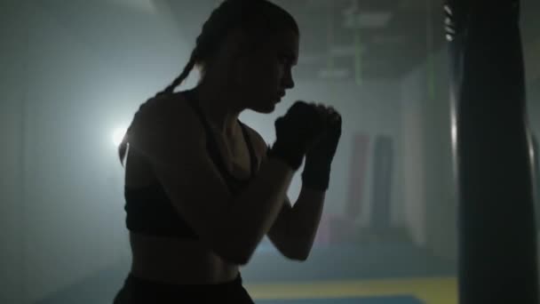 Mulher Branca Lutadora Treina Seus Socos Defesa Ginásio Boxe Iluminação — Vídeo de Stock