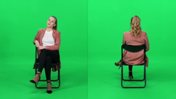Elegantní Žena Kabátě Sedí Kancelářské Židli Zelené Pozadí Proces Čekání — Stock video