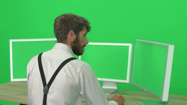 Skupiony Programista Pracujący Komputerze Siedząc Przy Biurku Zielone Tło Człowiek — Wideo stockowe