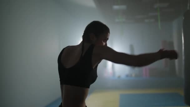 Mulher Branca Lutadora Treina Seus Socos Defesa Ginásio Boxe Iluminação — Vídeo de Stock