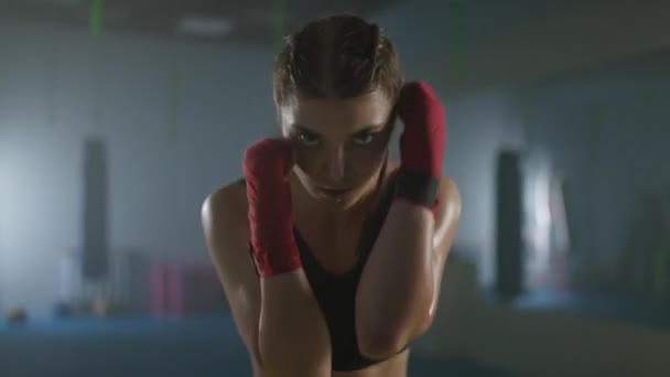 Poder Mulher Lutadora Jovem Fica Uma Posição Combate Olha Para — Vídeo de Stock