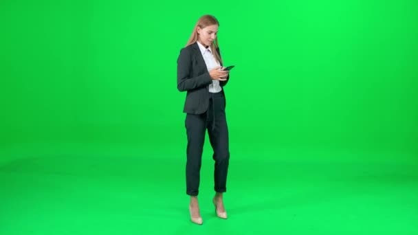 Affärskvinna Kostym Står Kroma Nyckel Bakgrund Kvinna Talar Mobiltelefon Grön — Stockvideo