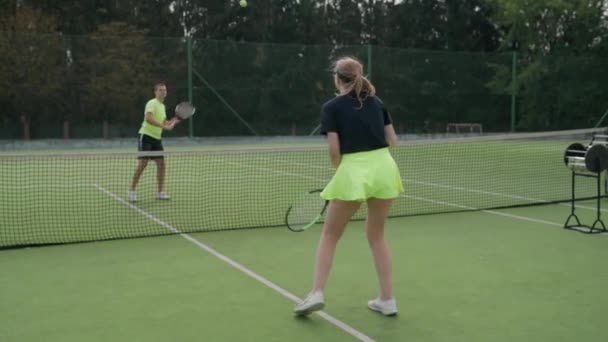 Mladí Tenisté Zahřívají Cvičí Tenis Hráči Trefí Míč Raketou Cvičná — Stock video