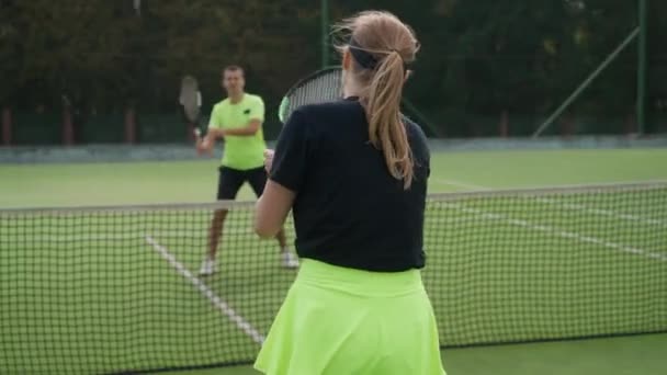 Los Jugadores Jóvenes Tenis Calientan Practican Tenis Los Jugadores Golpean — Vídeos de Stock