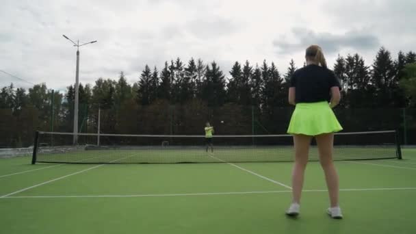 练习比赛 年轻的网球选手热身 练习打网球 选手用球拍击球 — 图库视频影像