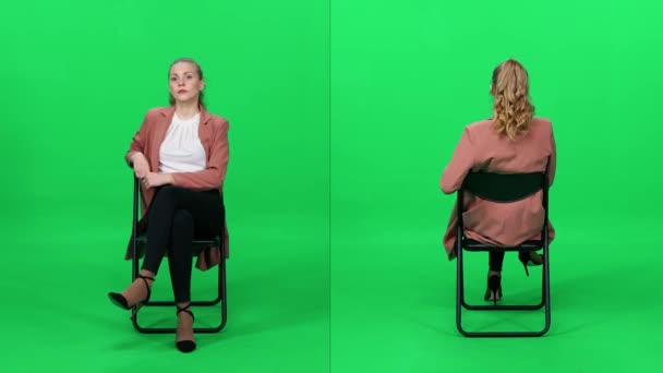 Bekleme Odası Ofis Sandalyesinde Oturan Zarif Kadın Yeşil Arka Plan — Stok video