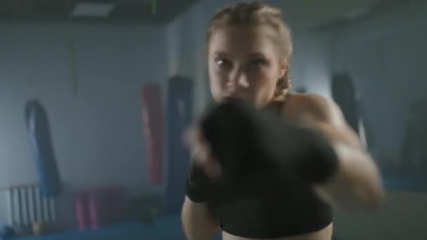 Mujer Combate Entrena Sus Golpes Mira Cámara Entrenamiento Gimnasio Boxeo — Vídeos de Stock