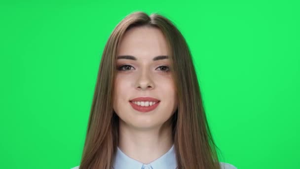 Portrait Une Femme Caucasienne Joyeuse Regarde Caméra Sourit Fond Vert — Video