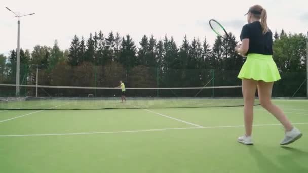 Baksidan Kvinnlig Tennisspelare Träffar Bollen Med Ett Racket Kvinnan Träffar — Stockvideo