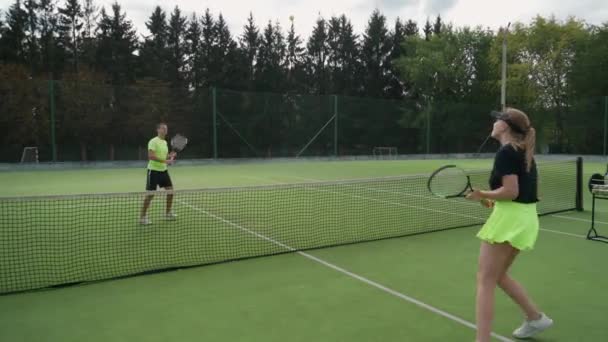 Młodzi Tenisiści Rozgrzewają Się Ćwiczą Grę Tenisa Gracze Uderzają Piłkę — Wideo stockowe