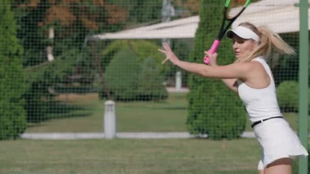 Женщина Профессиональный Теннисист Бьет Мячу Ракеткой Женщины Попадают Противников Служит — стоковое видео