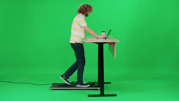 Standing Work Passer Man Office Walking Green Background Uses Laptop — Stock Video