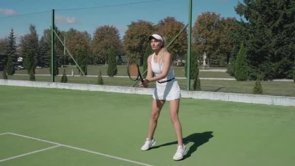 Cámara Lenta Jugador Tenis Profesional Mujer Salta Calienta Prepara Para — Vídeos de Stock