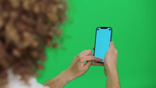 Pohled Zezadu Mladý Muž Používá Smartphone Posouvá Obrázky Přejíždí Přes — Stock video