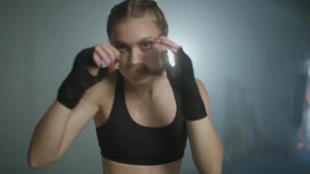 Poder Mulher Lutadora Caucasiana Treina Seus Socos Treinando Ginásio Boxe — Vídeo de Stock