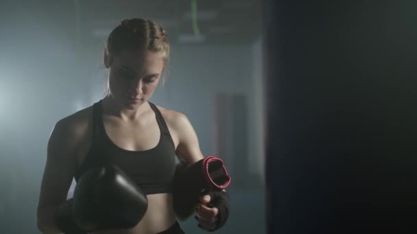 Kämpferin Zieht Boxhandschuhe Den Händen Kickbox Trainingstag Fitnessstudio Kämpferin Bereitet — Stockvideo