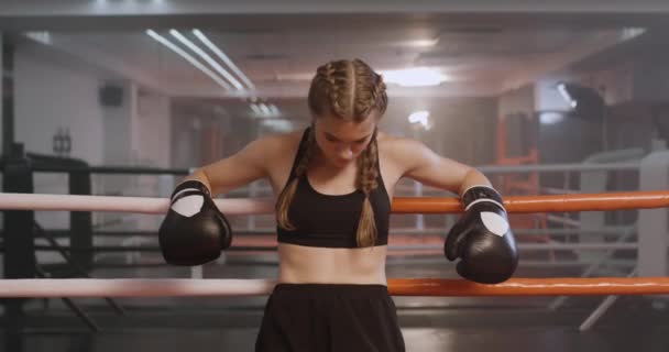Mujer Luchadora Para Cerca Del Ring Boxeo Después Del Entrenamiento — Vídeos de Stock