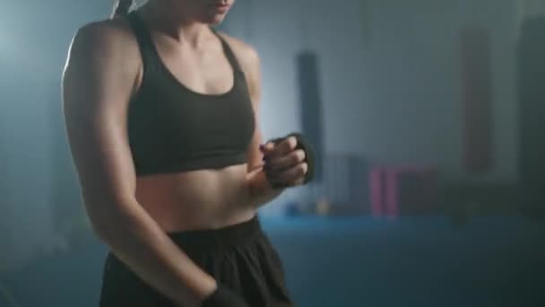 Frauenpower Professionelle Kämpferin Trainiert Seine Schläge Training Der Boxhalle Junge — Stockvideo