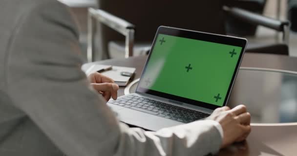 办公室工作 第一人称视图 商人工作的笔记本电脑与绿色屏幕 协同工作 彩色键模板 — 图库视频影像