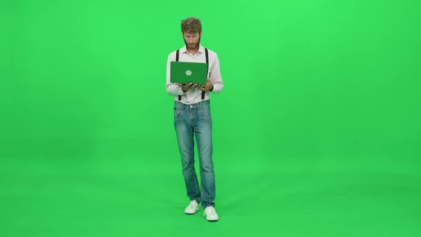 Focused Art Director Pracuje Laptopie Wpisując Używa Laptopa Podróży Zielone — Wideo stockowe