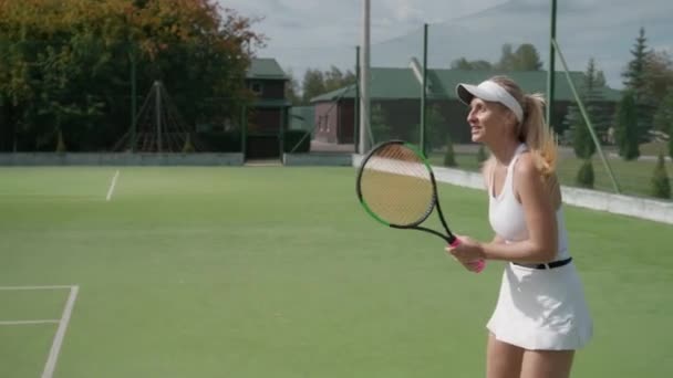 Handhållen Kvinna Pro Tennisspelare Träffar Bollen Med Ett Racket Kvinnliga — Stockvideo