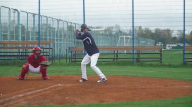 Beyzbol maçı, vurucu topu kaçırır, yakalayıcı hızlı bir top yakalar, beysbol oynamak için antrenman yaparlar..