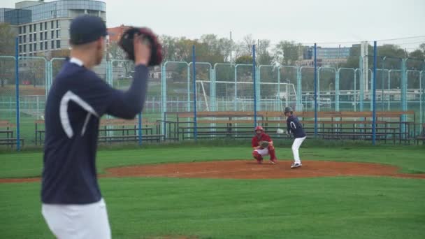 Beyzbol Antrenmanı Vurucu Topu Kaçırır Yakalayıcı Hızlı Bir Top Yakalar — Stok video