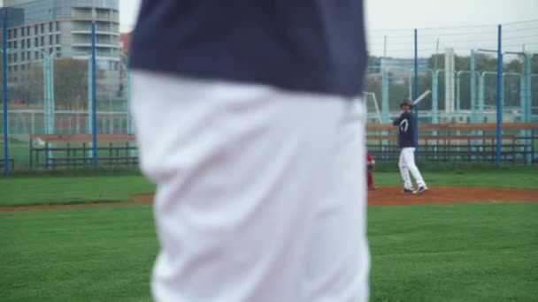 Бейсбольний Тренувальний Матч Хлопці Грають Бейсбол Пітчер Кидає Батарею Батарея — стокове відео