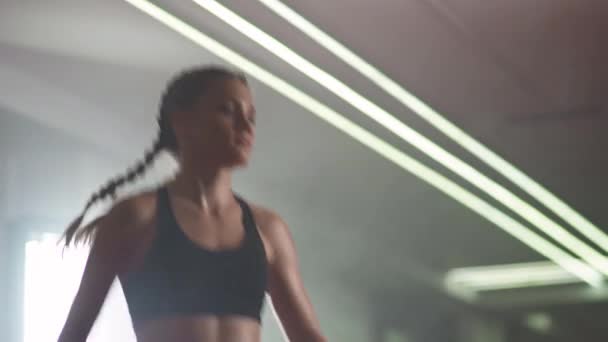 Luchadora Calienta Salta Antes Entrenar Gimnasio Boxeo Cuerpo Forma Fuerza — Vídeos de Stock