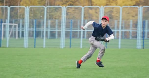 Okulda Beyzbol Turnuvası Var Atıcı Çocuk Koşuyor Eldivenle Topu Başarıyla — Stok video