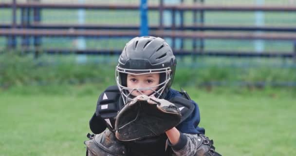 Portré Egy Fiú Baseball Játékos Egy Elmosódott Háttérrel Fogó Védőfelszerelésben — Stock videók