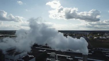 Büyük ahşap işleme fabrikası, çelik boruların ve tankların görüntüsü yükseklikten, fabrikanın endüstriyel yapısı, borulardan duman geliyor..