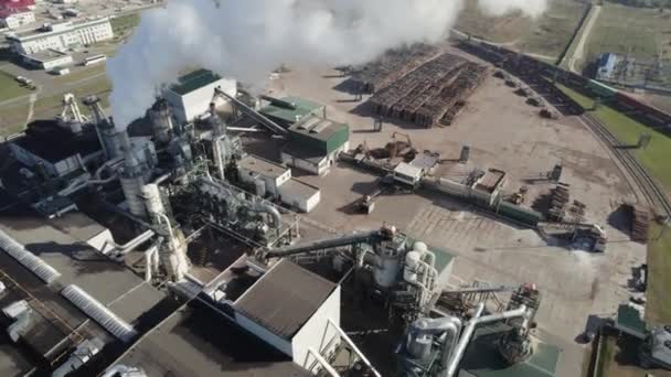 木材加工厂 从高处看钢管和钢罐 工厂的工业结构 从钢管冒出的烟 — 图库视频影像