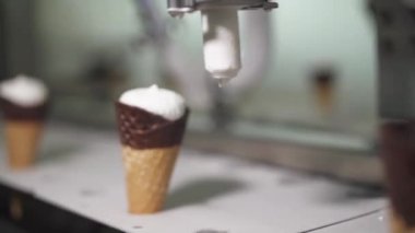 Dondurma üretimi, waffle fincanı dondurma doldurma süreci, üretim hattında plombir dondurmalı ulaşım waffle-konisi, süt ürünleri.