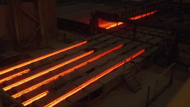 钢铁棒和钢管生产 生产线上运输的红热管 重工业 轧制金属工厂 — 图库视频影像