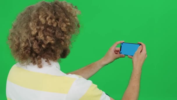 Genç Adam Akıllı Telefon Kullanıyor Elinde Akıllı Telefon Tutarken Video — Stok video