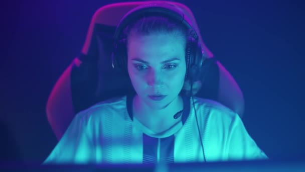 Retrato Uma Mulher Emotiva Gamer Fones Ouvido Joga Jogo Vídeo — Vídeo de Stock