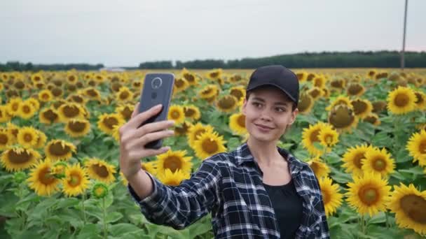 Campo Agricultora Pie Campo Girasoles Toma Fotos Selfies Teléfono Inteligente — Vídeo de stock