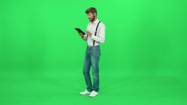 Genç Sanat Yönetmeni Bir Ekran Tableti Üzerinde Çalışır Yazarken Kullanırken — Stok video