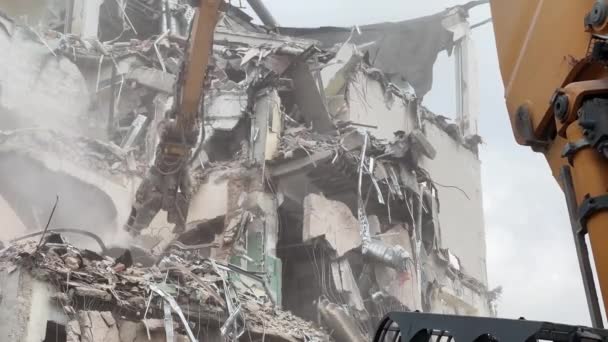 Demolición Edificio Una Zona Residencial Desmantelamiento Escombros Con Ayuda Equipos — Vídeo de stock