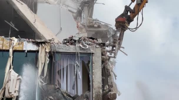 自然灾害 拆除住宅区的一座建筑 借助工业设备拆除瓦砾 — 图库视频影像