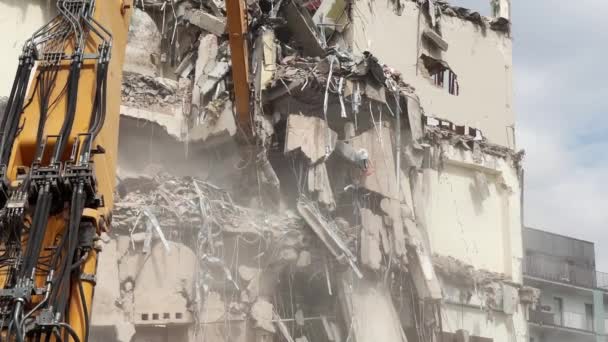 地震的余震 拆除住宅区的一座建筑物 在工业设备的帮助下拆除瓦砾 — 图库视频影像